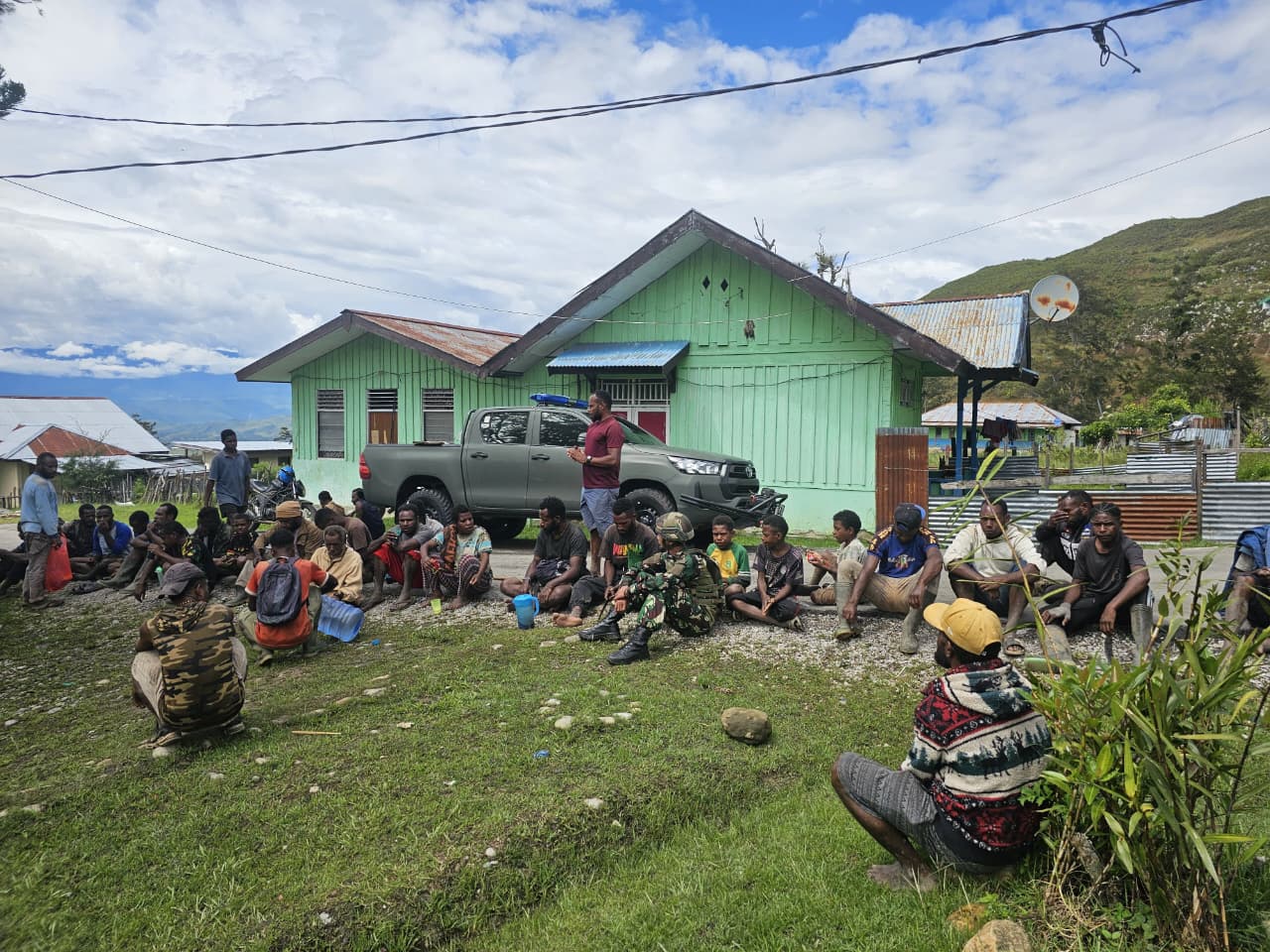 Perkuat Kebersamaan dengan Masyarakat, Satgas Yonif 521/DY Gotong – Royong Pembangunan Pagar Pondok Pesantren Al – Istiqomah di Walesi