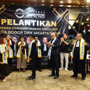 Pengurus DPC FERADI WPI Jakarta Timur Resmi Dilantik, Waketum Harriani Bianca Daryana Kalungkan Slempang kepada Ketua Zainil Yasni