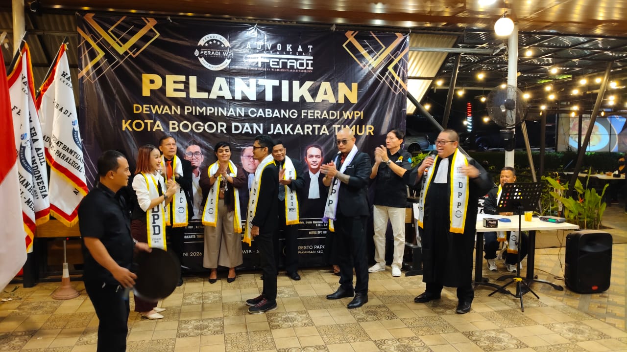 Pengurus DPC FERADI WPI Jakarta Timur Resmi Dilantik, Waketum Harriani Bianca Daryana Kalungkan Slempang kepada Ketua Zainil Yasni