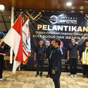 Waketum Adv. Suwanto SH MH Kalungkan Slempang DPC kepada Ketua Adv. Erwin Maulana, Tandai Dilantiknya DPC FERADI WPI Kota Bogor