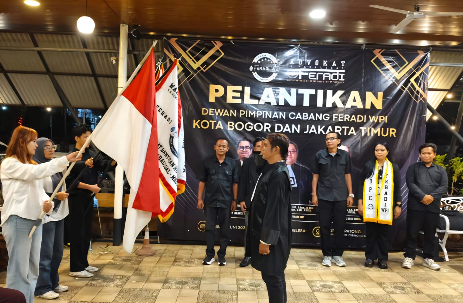 Waketum Adv. Suwanto SH MH Kalungkan Slempang DPC kepada Ketua Adv. Erwin Maulana, Tandai Dilantiknya DPC FERADI WPI Kota Bogor