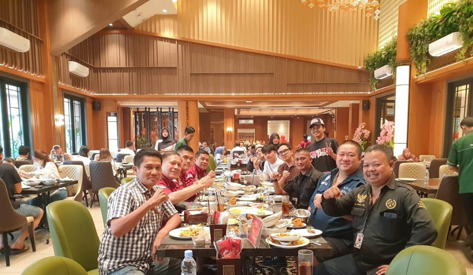 Makan Siang Bersama Ketum FERADI WPI dan Klien (Hendra Warsito/Tito) Bahas Penguatan Sinergi Advokat, Media, dan Masyarakat