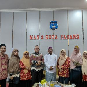 CAHAYA HATI: KATA-KATA YANG MENYENTUH JIWA DI HADAPAN SISWA MAN 2 PADANG