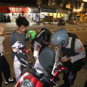 Hadir di Tengah Masyarakat Saat Dini Hari, Polisi Sisir Titik Rawan Kejahatan di Jakarta Barat