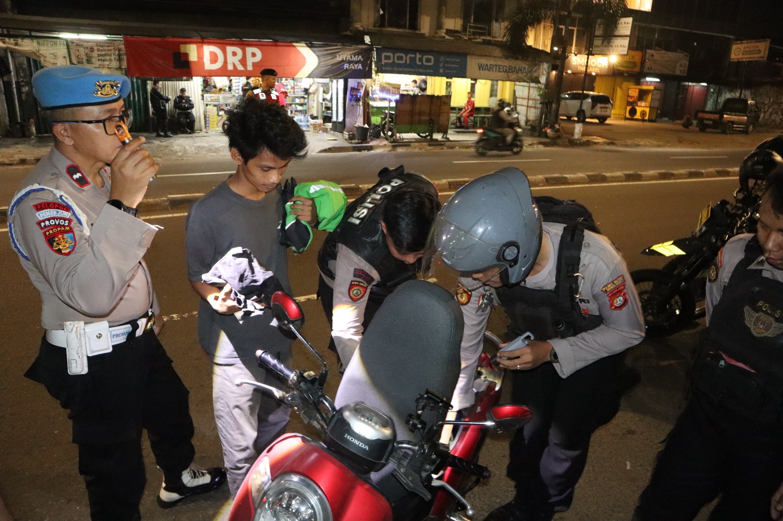 Hadir di Tengah Masyarakat Saat Dini Hari, Polisi Sisir Titik Rawan Kejahatan di Jakarta Barat