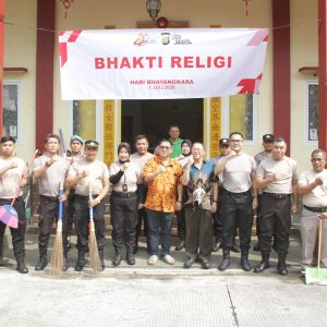 Jelang Hari Bhayangkara ke-80, Polisi dan Masyarakat Gotong Royong Bersihkan Tempat Ibadah Di Jakarta Barat