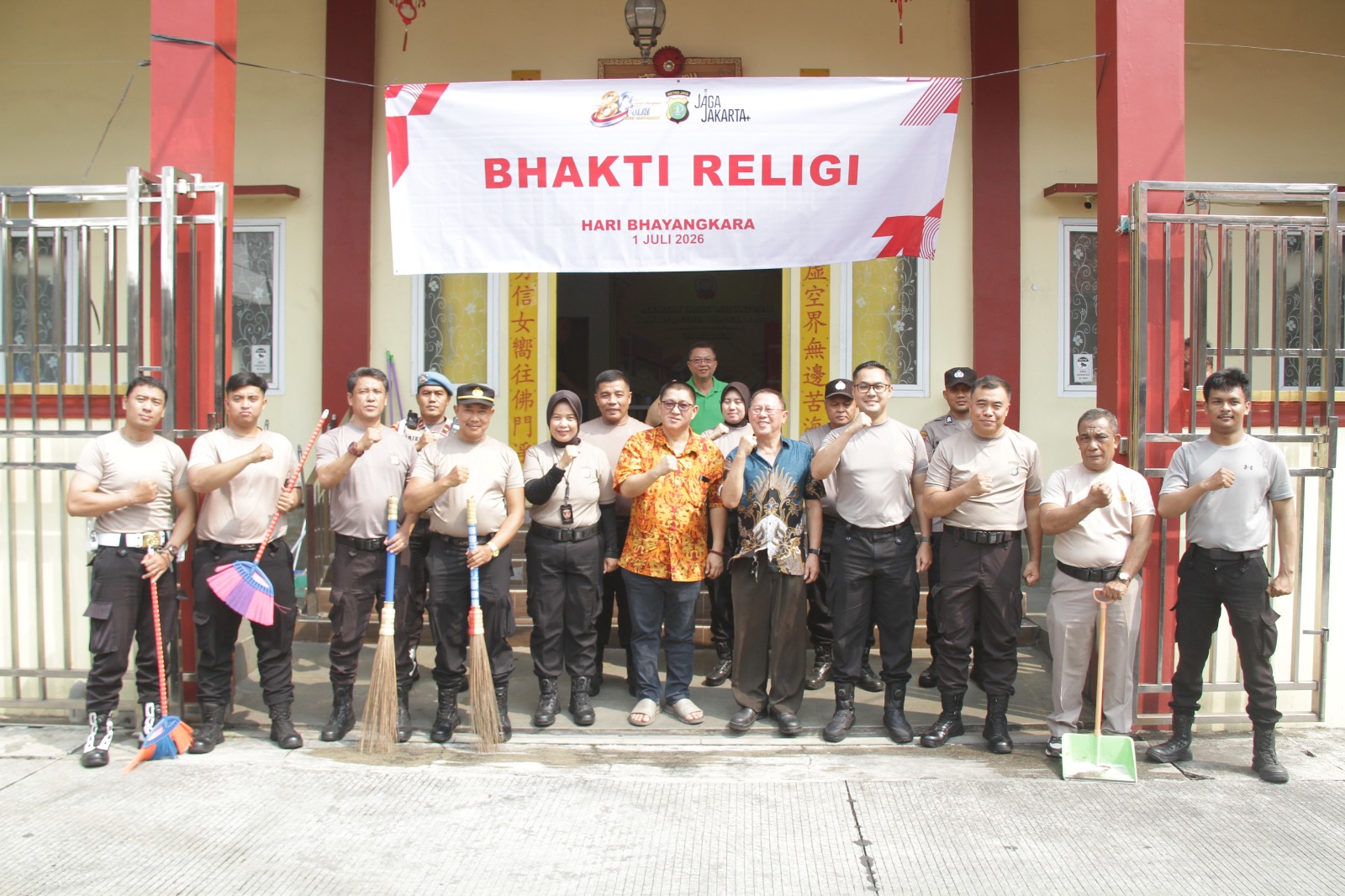 Jelang Hari Bhayangkara ke-80, Polisi dan Masyarakat Gotong Royong Bersihkan Tempat Ibadah Di Jakarta Barat