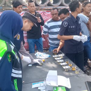 Jelang HUT Bhayangkara ke-80, Satresnarkoba Polres Tanjungperak Gelar Tes Urine Sopir Truk, Lima Orang Terindikasi Narkoba