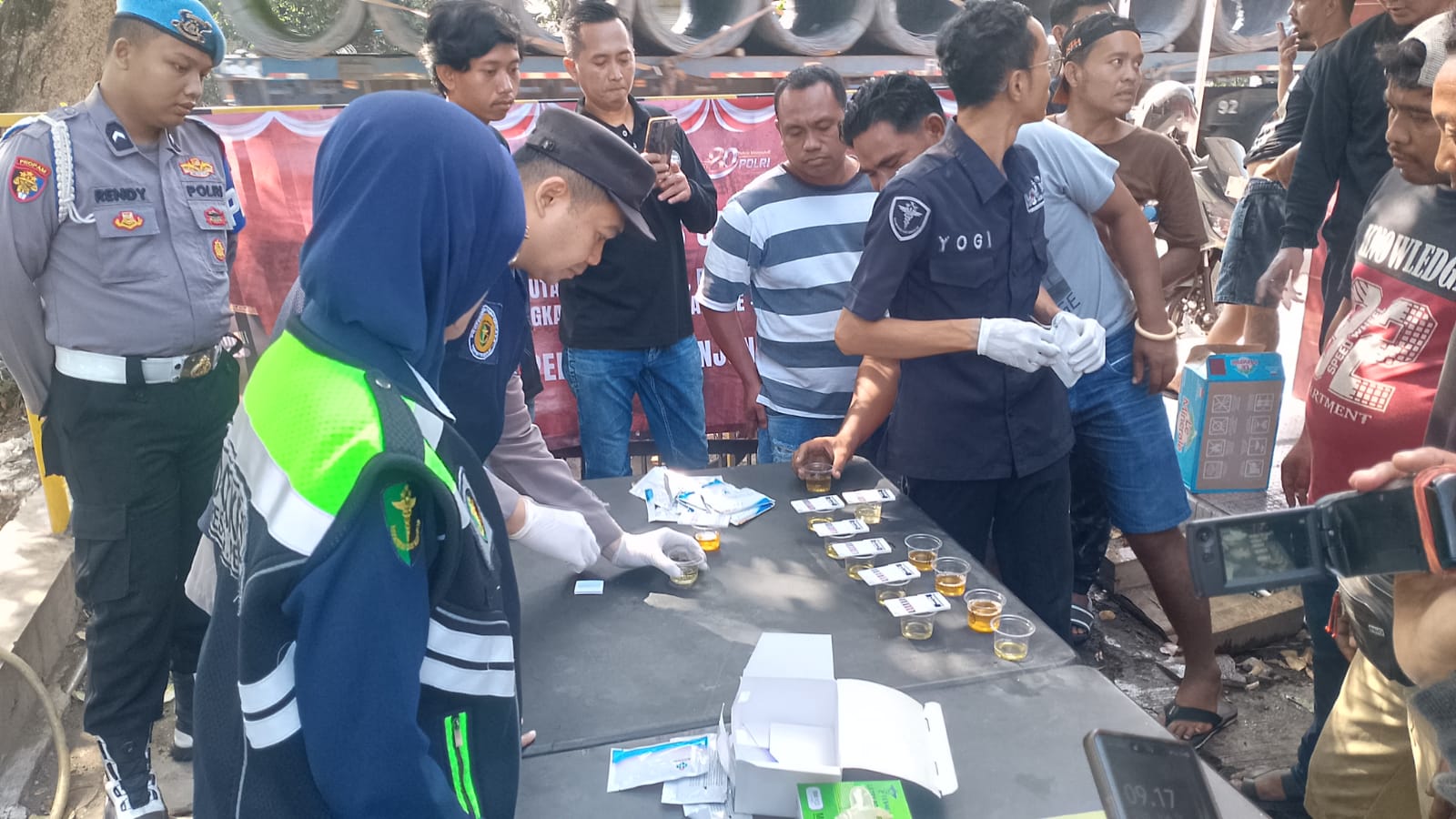 Jelang HUT Bhayangkara ke-80, Satresnarkoba Polres Tanjungperak Gelar Tes Urine Sopir Truk, Lima Orang Terindikasi Narkoba