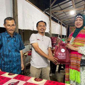 Pelukan Syukur di Kota Padang: Sastri Bakry Hargai Dedikasi Media yang Menghidupkan Cahaya Literasi