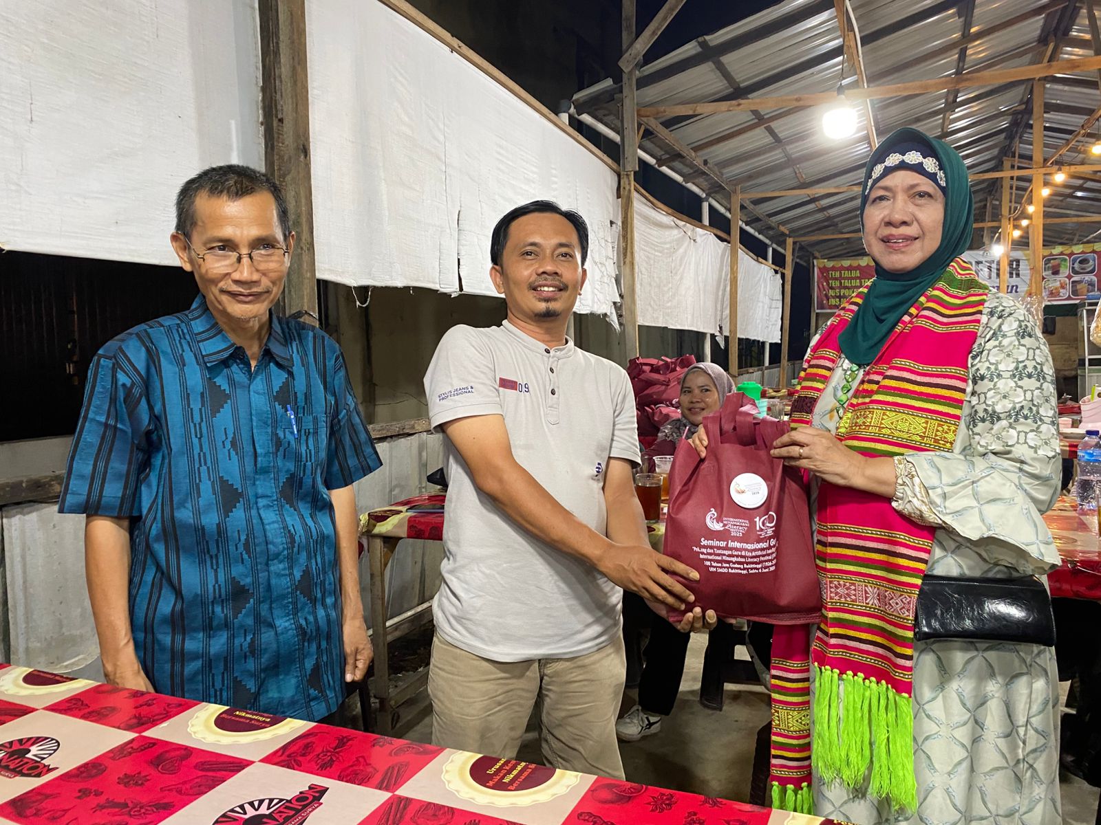Pelukan Syukur di Kota Padang: Sastri Bakry Hargai Dedikasi Media yang Menghidupkan Cahaya Literasi