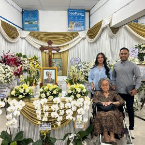 Prof.Ir .Johan Silas Berpulang ke surga,Pengacara muda ( Martin Tokan S. H., M. H) berkunjung Ke rumah Duka.