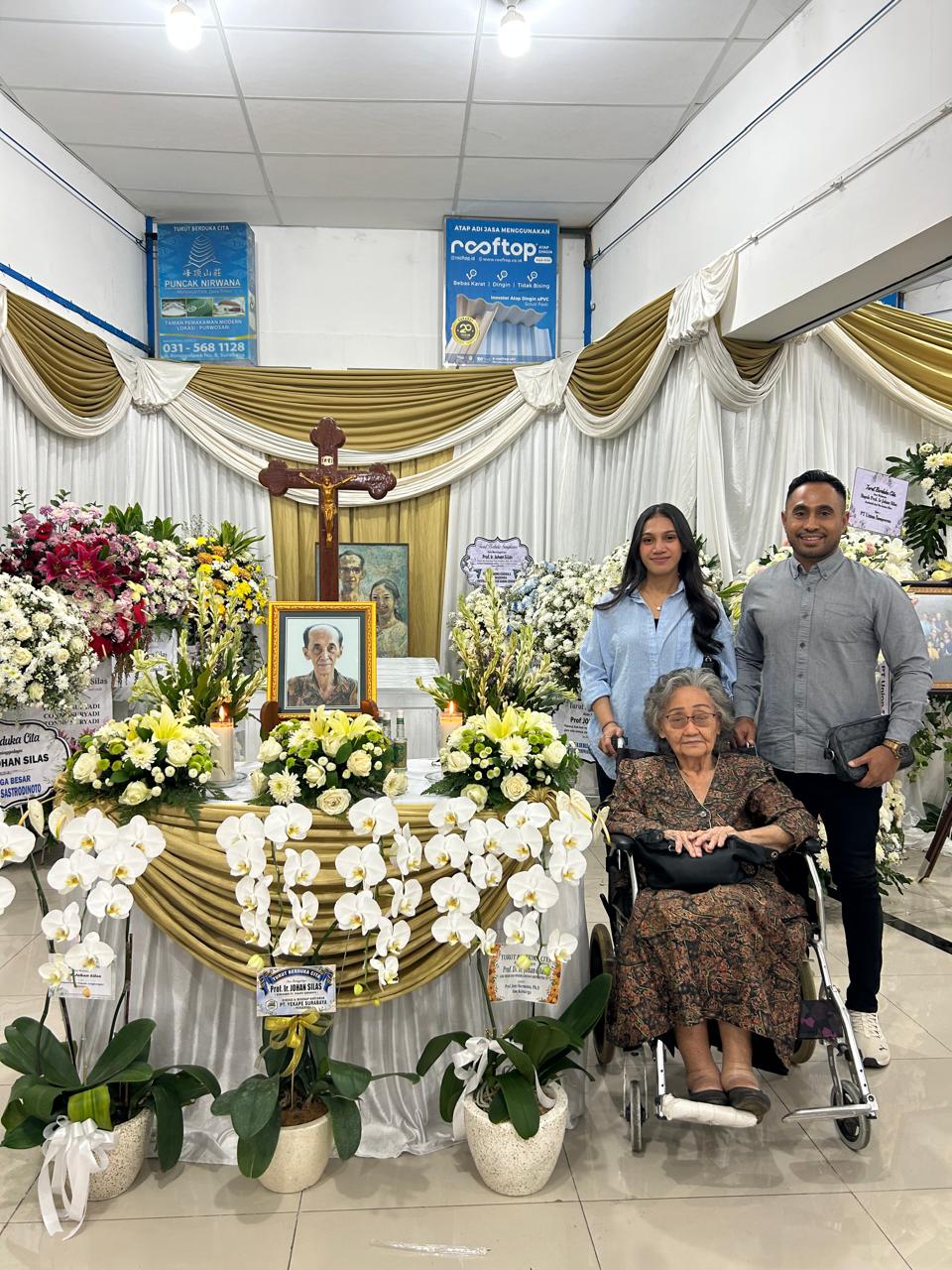 Prof.Ir .Johan Silas Berpulang ke surga,Pengacara muda ( Martin Tokan S. H., M. H) berkunjung Ke rumah Duka.