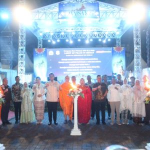 Dandim 0201/Medan Bersama Ketua Persit KCK Cabang XI Hadiri Acara Hari Waisak 2026 di Lapangan Benteng