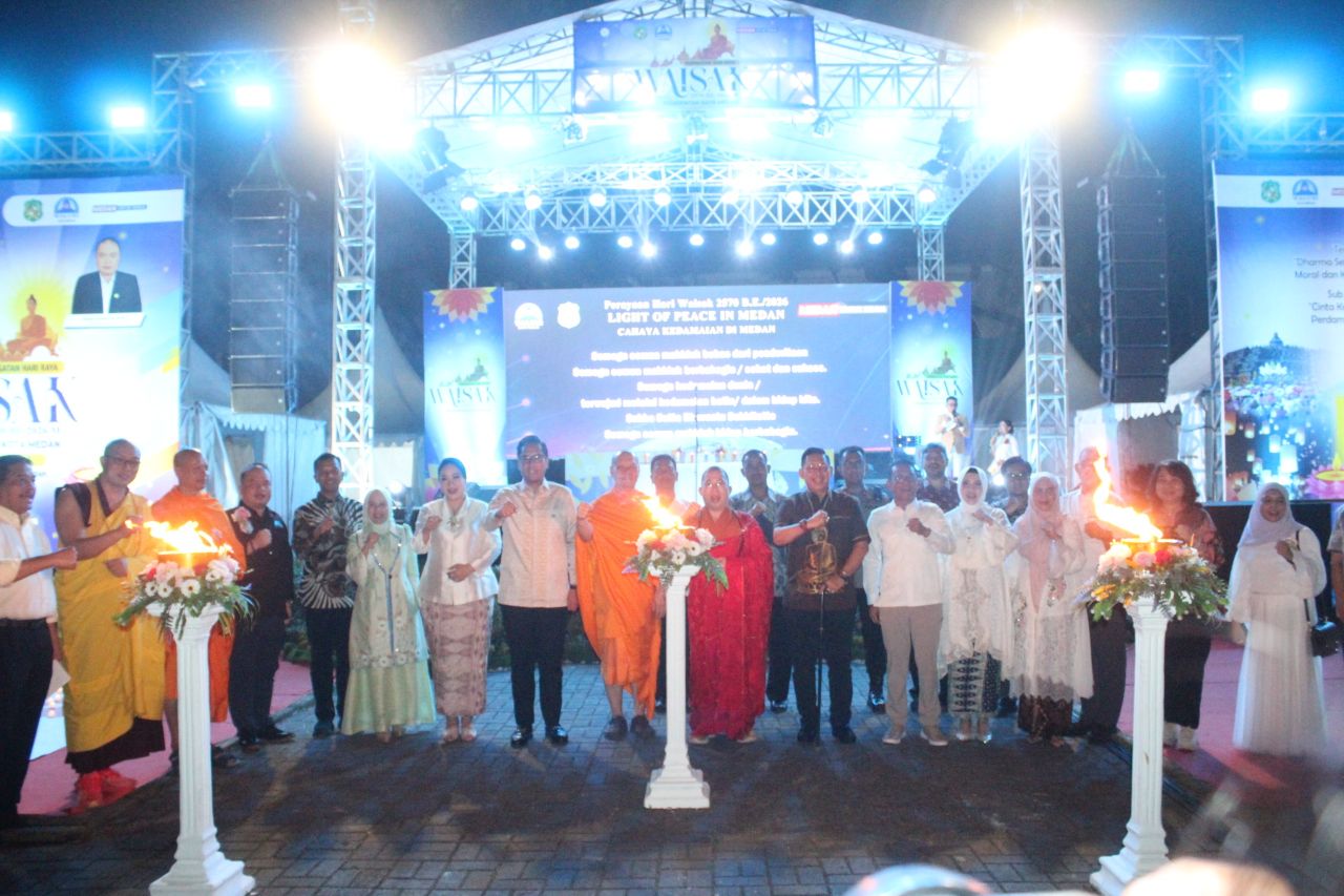 Dandim 0201/Medan Bersama Ketua Persit KCK Cabang XI Hadiri Acara Hari Waisak 2026 di Lapangan Benteng