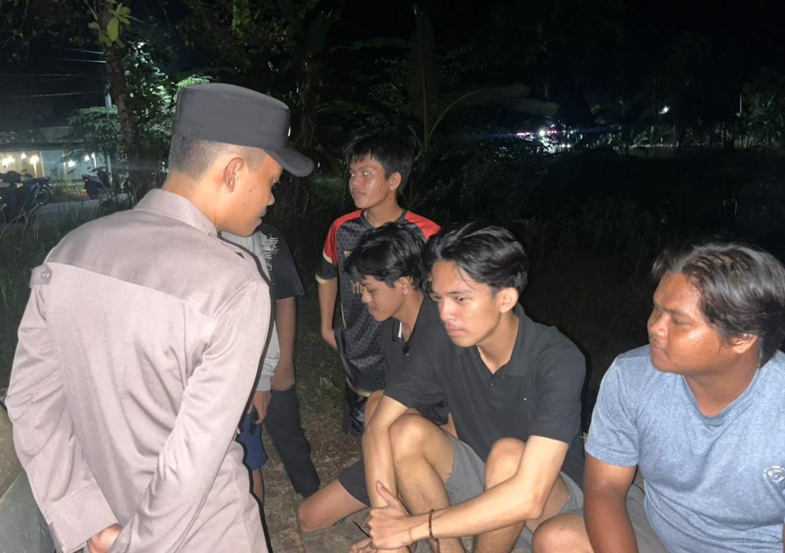 Intensifkan Patroli Malam, Polsek Muara Bengkal Sambangi BRILink Hingga Pemukiman Warga Antisipasi Kejahatan