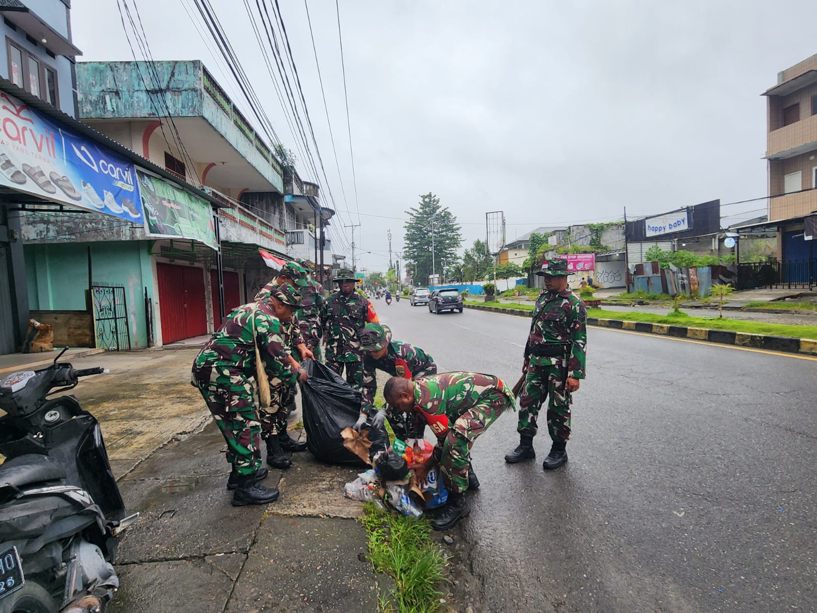 Semangat Gotong Royong, Kodim 1710/Mimika Bersihkan Lingkungan Bersama Masyarakat