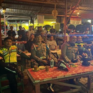 Polres Kutim Dan Warga Sangatta Merajut Kedekatan Dalam Nobar Piala Dunia