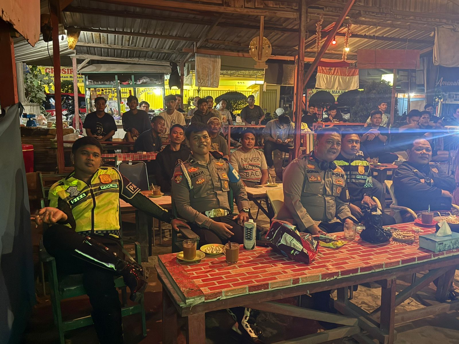 Polres Kutim Dan Warga Sangatta Merajut Kedekatan Dalam Nobar Piala Dunia
