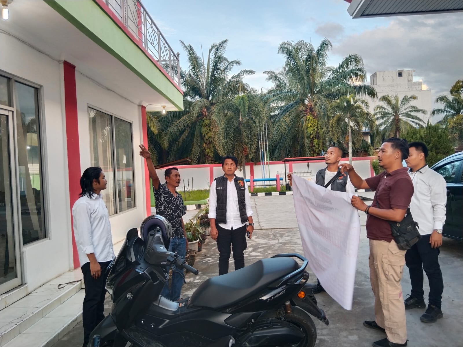 Jaga Kuota Tepat Sasaran, Sat Reskrim Polres Padang Lawas Sebar Spanduk Larangan Penyalahgunaan BBM Bersubsidi