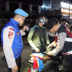 Pamenwas Polres Metro Jakarta Barat Pimpin Apel Patroli Skala Sedang dan Razia Stasioner Wujudkan Rasa Aman Masyarakat di Tengah Malam
