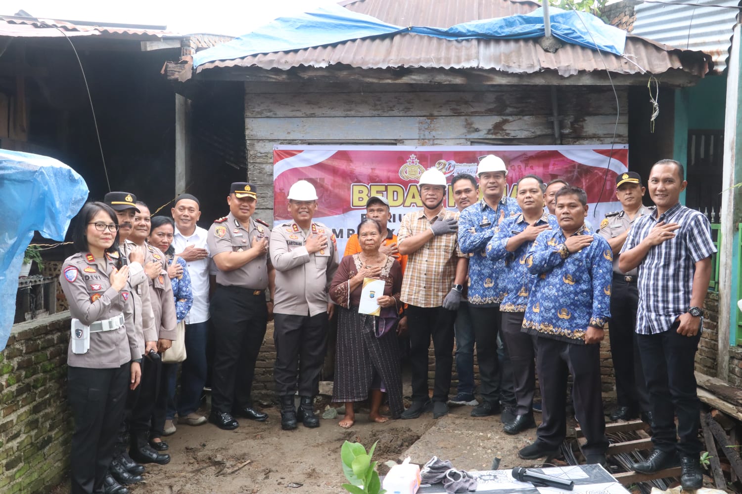 Jelang Hari Bhayangkara ke – 80, Kapolres Simalungun Gelar Bedah Rumah : Nenek 76 Tahun Sambut Harapan Baru