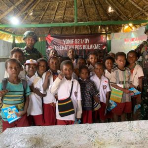 Anak Papua Sehat dan Cerdas, Satgas Yonif 521/DY Tanamkan Pola Hidup Sehat Sejak Dini Melalui Edukasi dan Pemeriksaan Kesehatan di Bolakme
