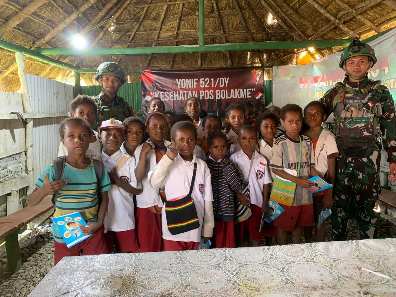 Anak Papua Sehat dan Cerdas, Satgas Yonif 521/DY Tanamkan Pola Hidup Sehat Sejak Dini Melalui Edukasi dan Pemeriksaan Kesehatan di Bolakme