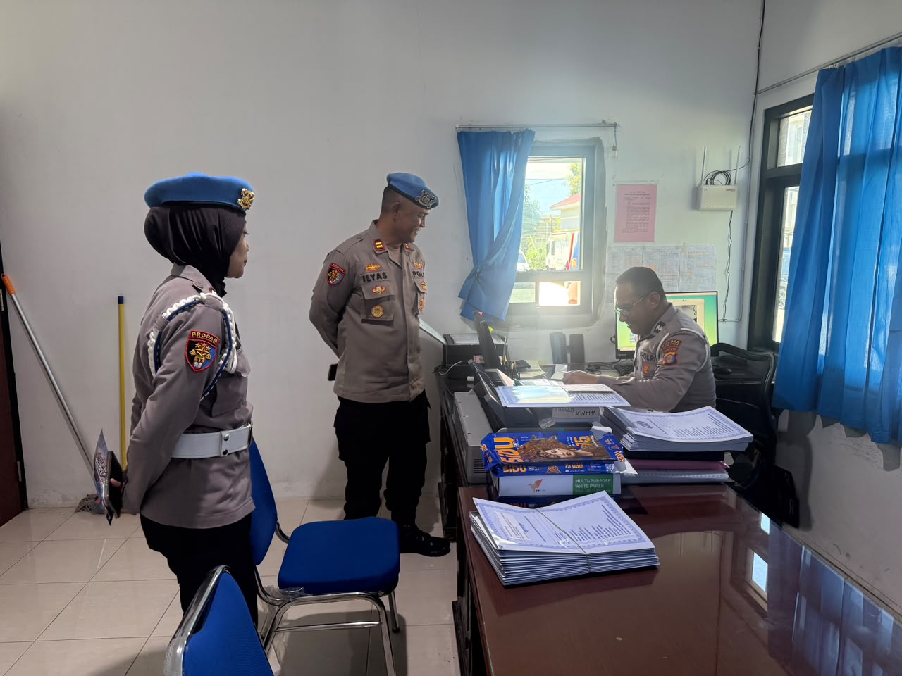 SipropamPolrea Kutim Cek Disiplin Petugas Pelayanan Publik Sambut HUT Bhayangkara Ke – 80