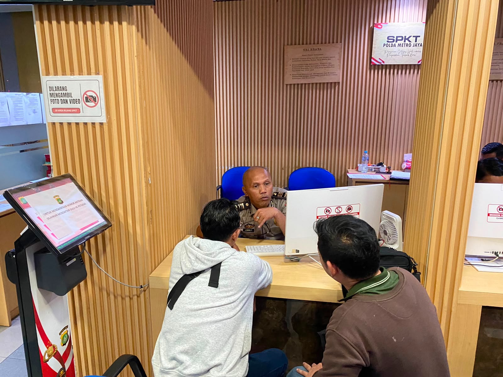 Pelayanan SPKT Polda Metro Jaya Dinilai Cepat dan Memuaskan oleh Warga