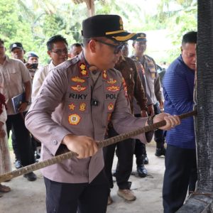Polres Mukomuko Gelar Bedah Rumah Korban Kebakaran di Sumber Makmur Kecamatan Lubuk Pinang dalam Rangka Hari Bhayangkara ke-80