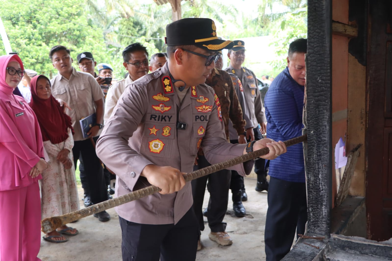 Polres Mukomuko Gelar Bedah Rumah Korban Kebakaran di Sumber Makmur Kecamatan Lubuk Pinang dalam Rangka Hari Bhayangkara ke-80