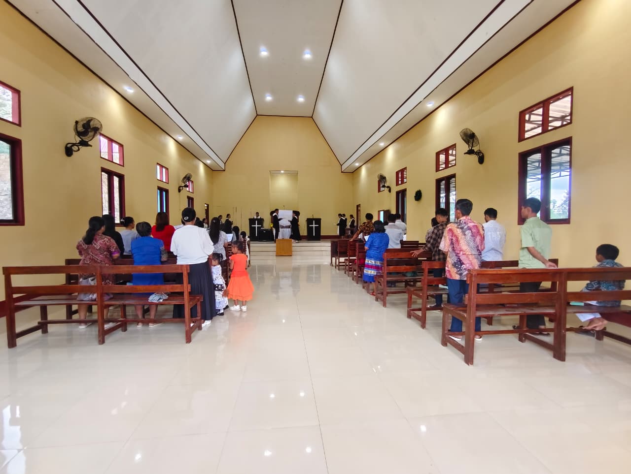 Polsek Teluk Pandan Amankan Ibadah Minggu Di Gereja Toraja Bukit Zaitun, Jemaat Beribadah Dengan Khusyuk