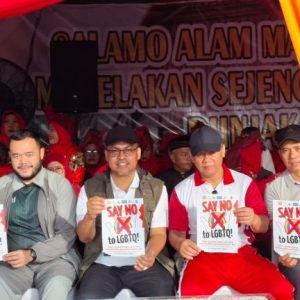 🤍📜 KAIN PUTIH SEPANJANG SATU KILOMETER TERBENTANG DI JALANAN KOTA: PADANG MENGUKIR SUMPAH ABADI — “KAMI TIDAK AKAN MEMBERI RUANG BAGI NARKOBA DAN PENYIMPANGAN!” 🕌🌿