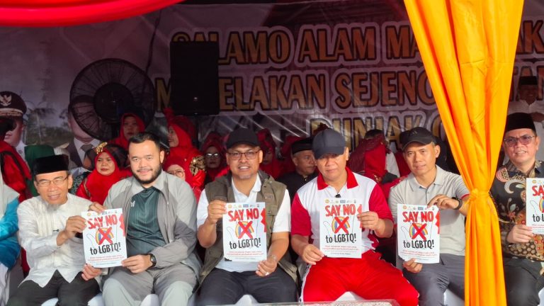 🤍📜 KAIN PUTIH SEPANJANG SATU KILOMETER TERBENTANG DI JALANAN KOTA: PADANG MENGUKIR SUMPAH ABADI — “KAMI TIDAK AKAN MEMBERI RUANG BAGI NARKOBA DAN PENYIMPANGAN!” 🕌🌿