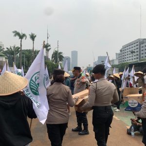 Polisi Bagikan Snack dan Minuman ke Massa Aksi KNARA di DPR