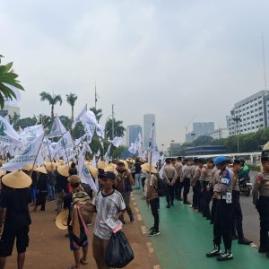 Polda Metro Jaya Kedepankan Pelayanan Humanis Saat Kawal Aksi KNARA di DPR Dengan Spanduk Simpatik