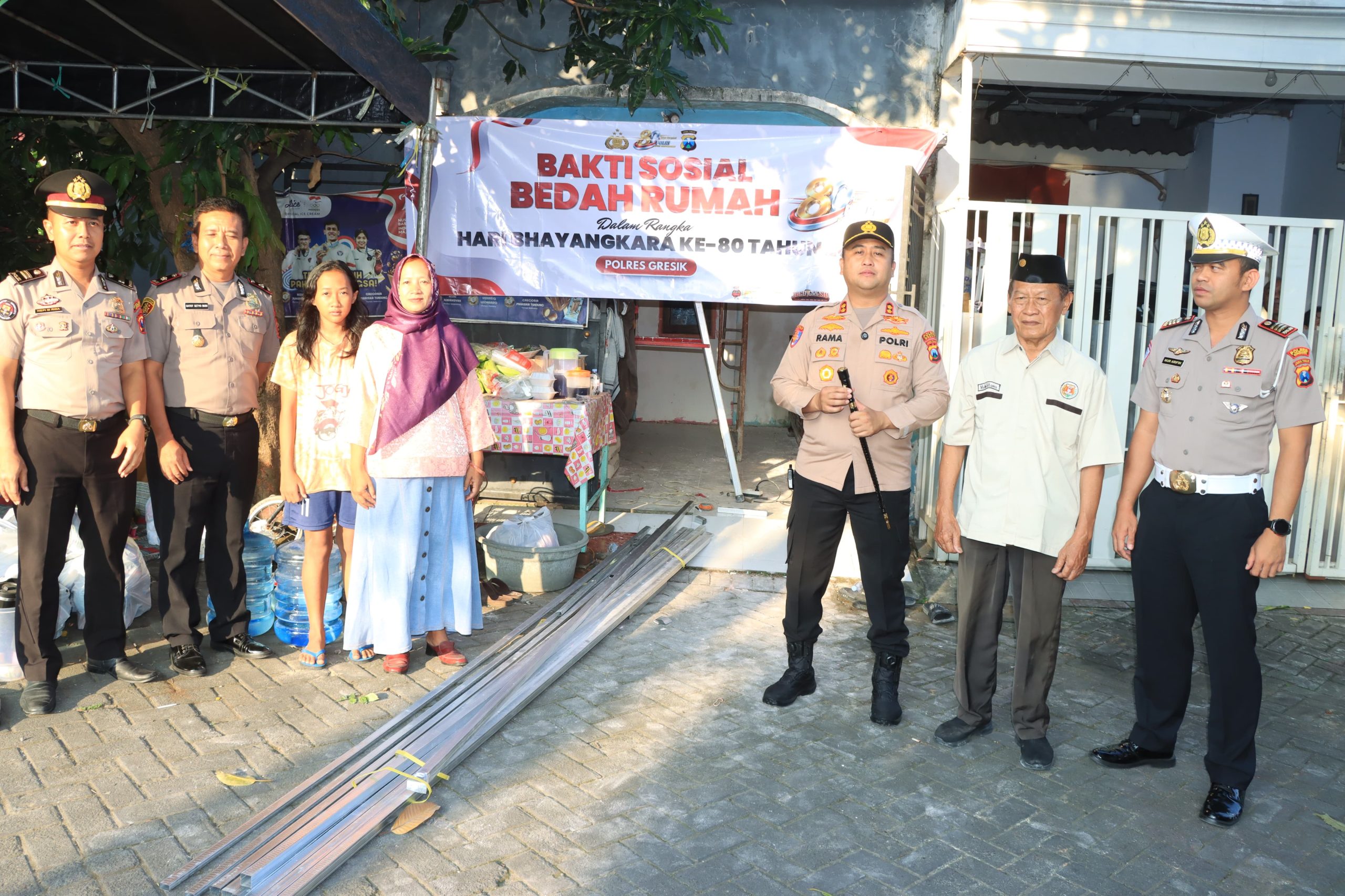 Wujud Kepedulian HUT Bhayangkara ke-80, Polres Gresik Bedah Rumah Purnawirawan Polri di Driyorejo