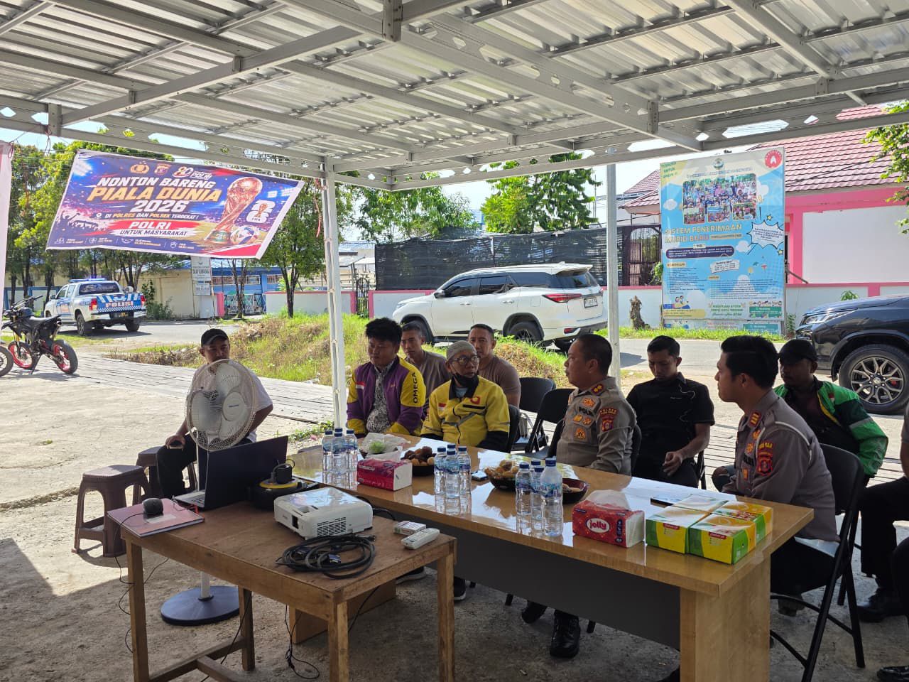 Kapolres Kutim Pererat Silaturahmi Dan Sinergi Kamtibmas Dengan Nobar Piala Dunia 2026 Bersama Warga Dan Ojol