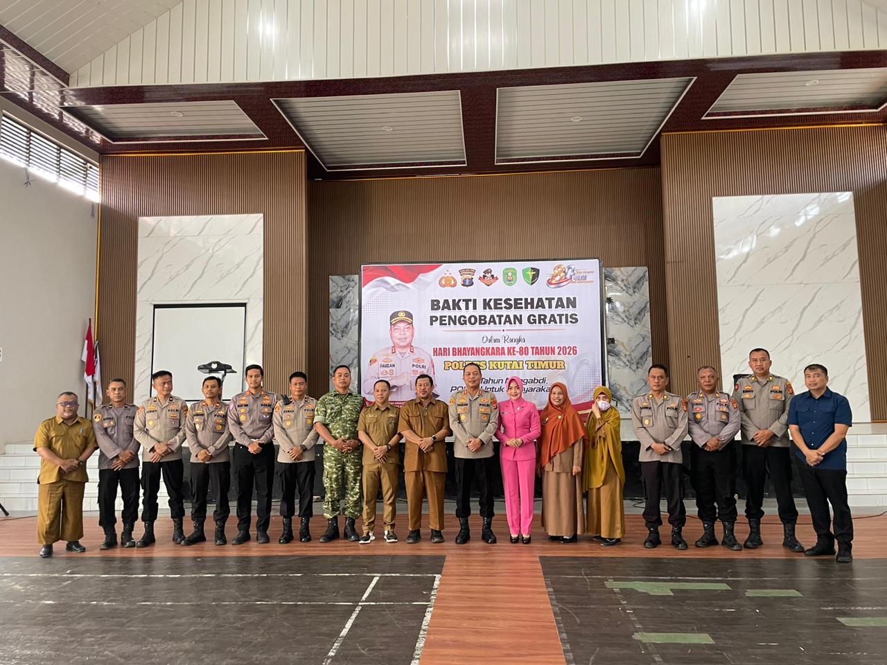 Polres Kutim Gelar Pengobatan Gratis Untuk Ratusan Warga Sangatta Selatan Sambut Hari Bhayangkara Ke-80