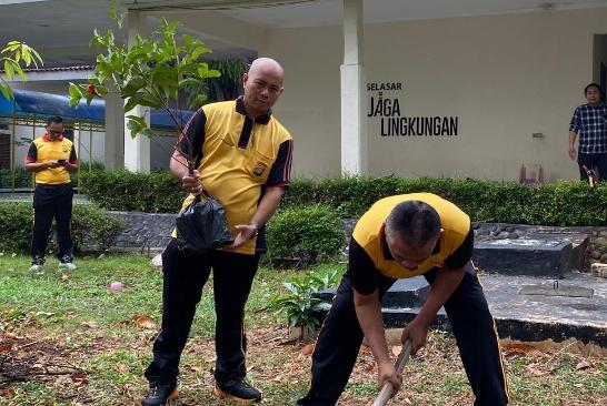 JASRI KURVE DAN PENANAMAN POHON DALAM RANGKA GERAKAN INDONESIA ASRI SAMBUT HARI BHAYANGKARA KE- 80