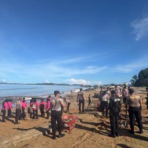 Gerakan Indonesia Asri, Polres Sibolga Bersihkan Pantai dan Tanam Pohon Sambut Hari Bhayangkara ke – 80