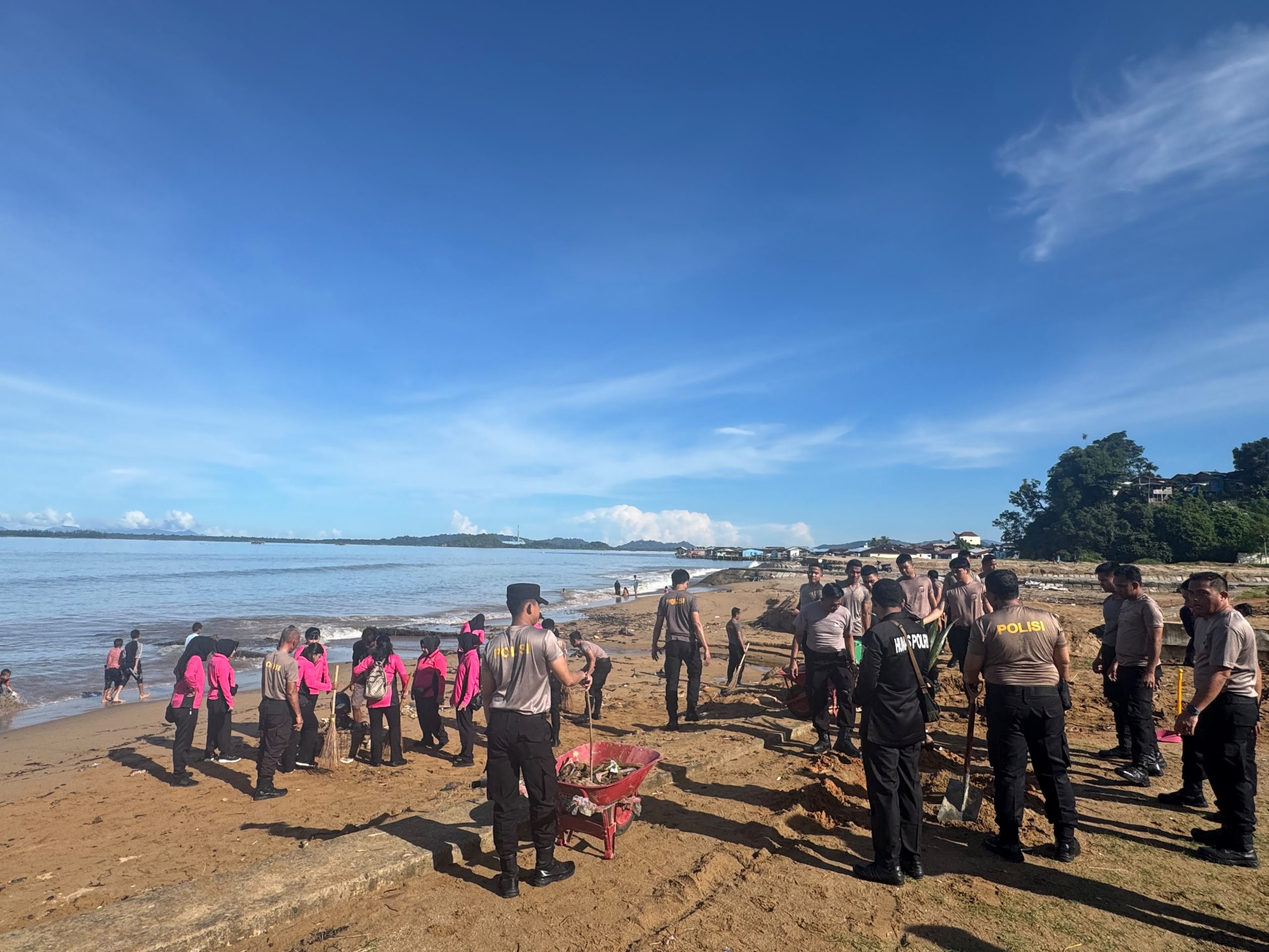 Gerakan Indonesia Asri, Polres Sibolga Bersihkan Pantai dan Tanam Pohon Sambut Hari Bhayangkara ke – 80
