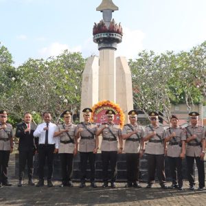 Peringati Hari Bhayangkara Ke-80, Polres Sampang Polda Jatim Gelar Ziarah dan Tabur Bunga di TMP Kusuma Bangsa