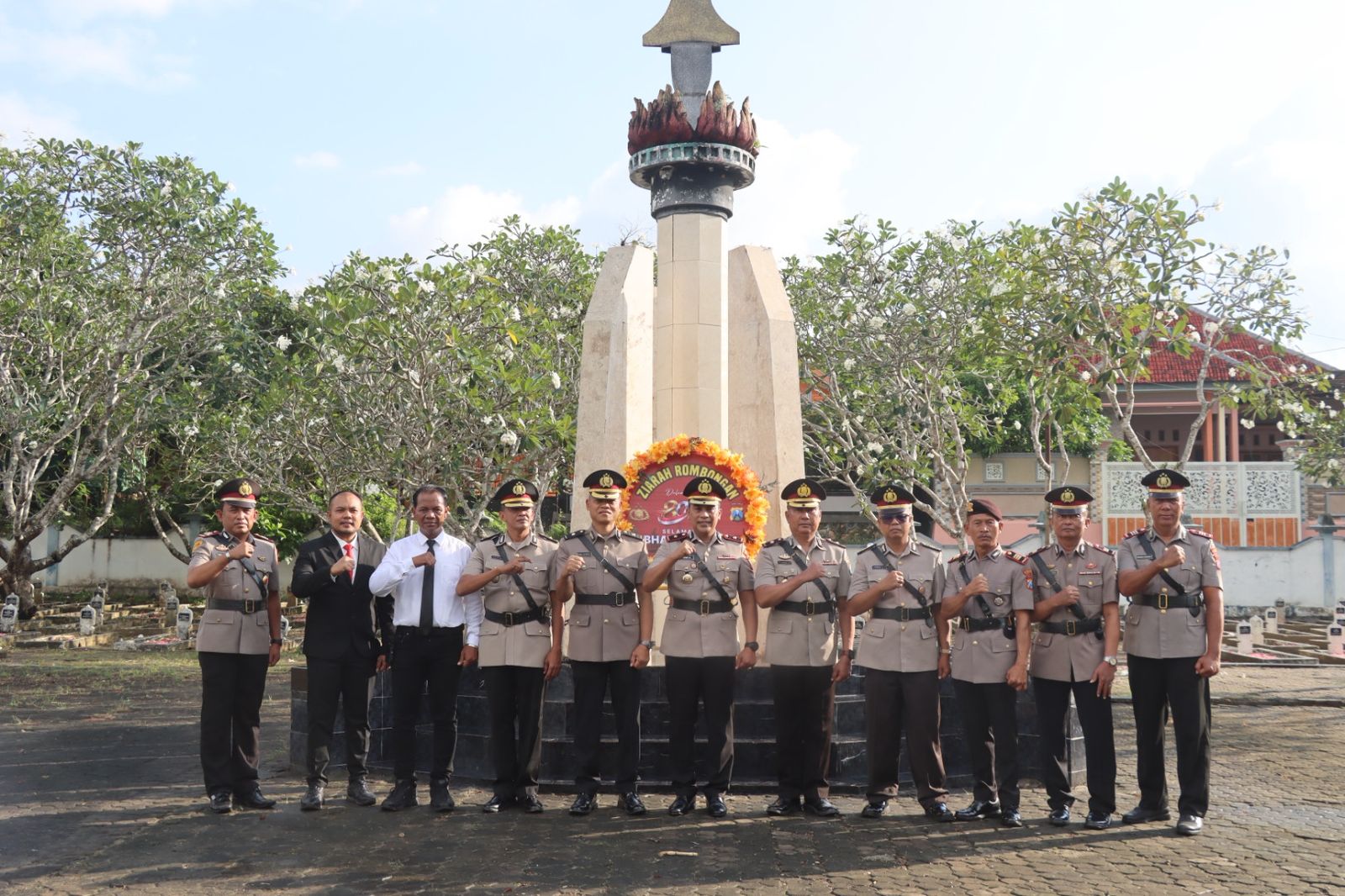 Peringati Hari Bhayangkara Ke-80, Polres Sampang Polda Jatim Gelar Ziarah dan Tabur Bunga di TMP Kusuma Bangsa