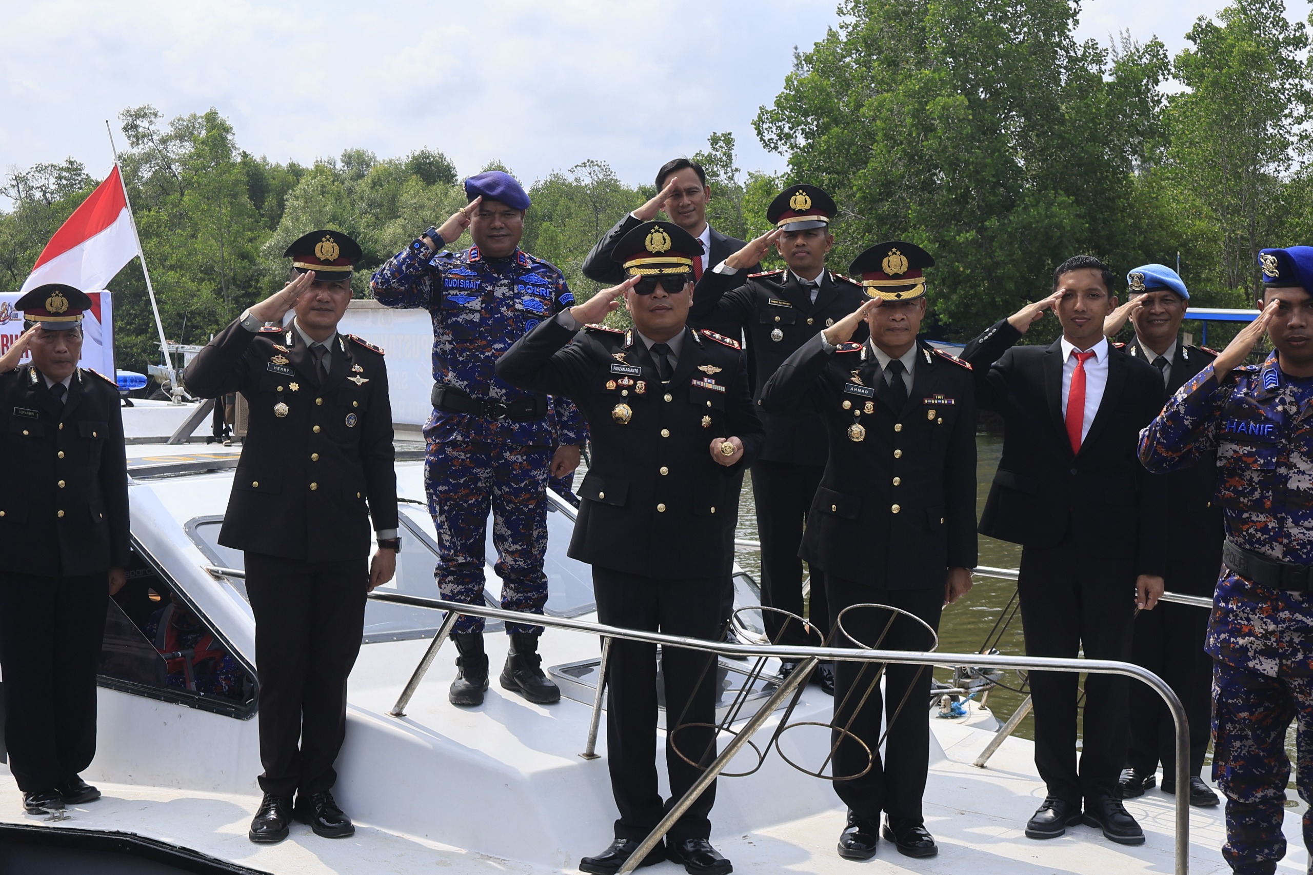Kapolres Kutim Pimpin Tabur Bunga Hari Bhayangkara Ke-80 Kenang Jasa Pahlawan  Dan Teguhkan Semangat Pengabdian