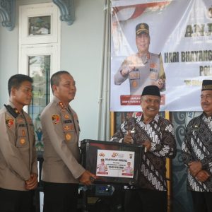 Kapolres Kutim Berbagi Kebahagiaan Dengan Santri, Anak Panti Dan Purnawirawan Polri Di Momen Hari Bhayangkara Ke-80