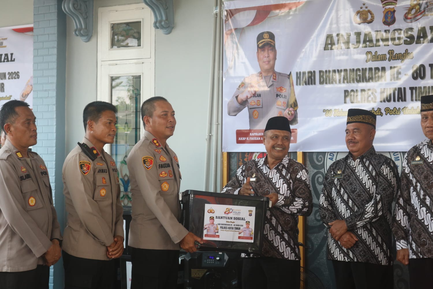 Kapolres Kutim Berbagi Kebahagiaan Dengan Santri, Anak Panti Dan Purnawirawan Polri Di Momen Hari Bhayangkara Ke-80