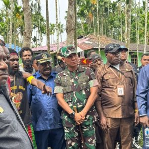 Dandim 1710/Mimika Ajak Warga Jaga Persaudaraan dalam Prosesi Perdamaian Perang Suku di Kwamki Narama