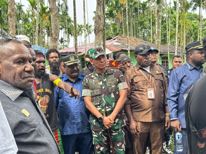 Dandim 1710/Mimika Ajak Warga Jaga Persaudaraan dalam Prosesi Perdamaian Perang Suku di Kwamki Narama